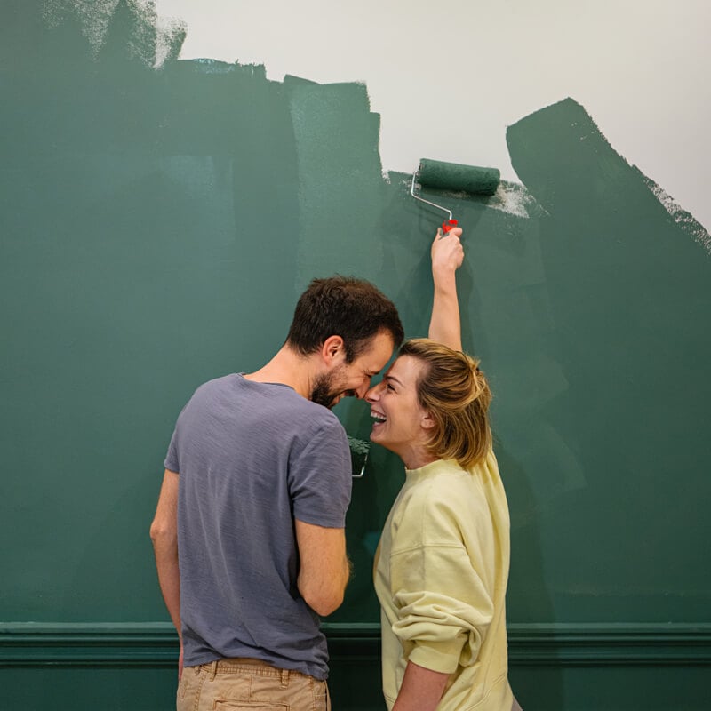 couple-painting-wall-800x800