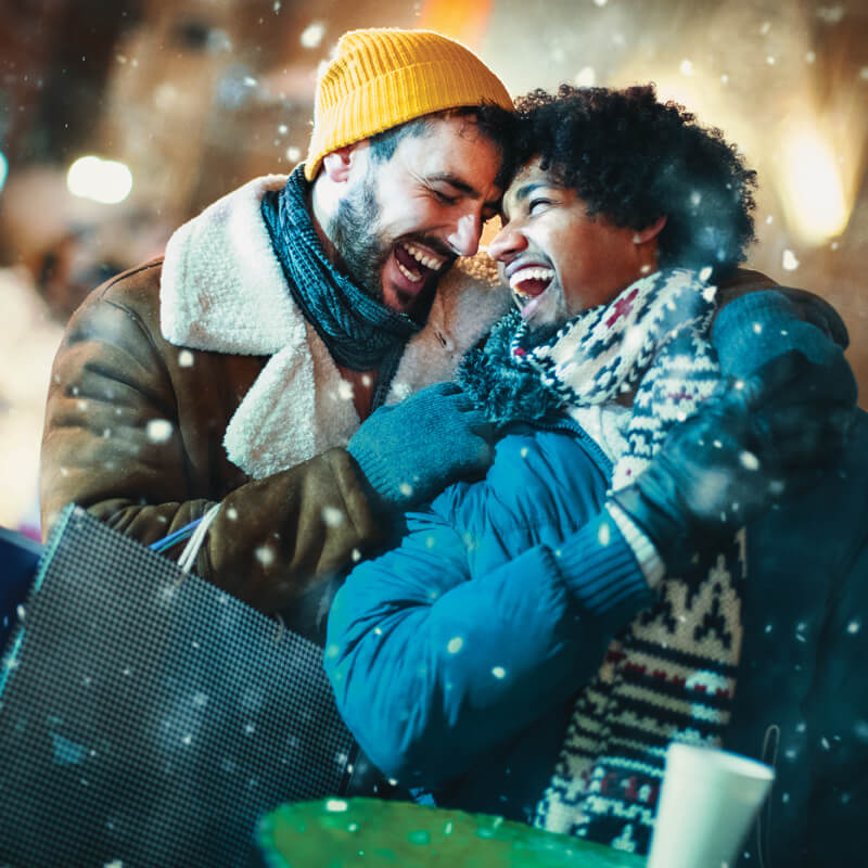 couple-shopping-in-snow-800x800