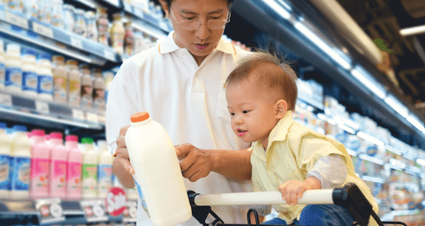 dad-and-baby-in-grocery-store-752x400