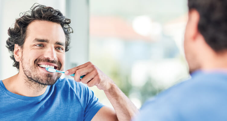 man-brushing-teeth-752x400
