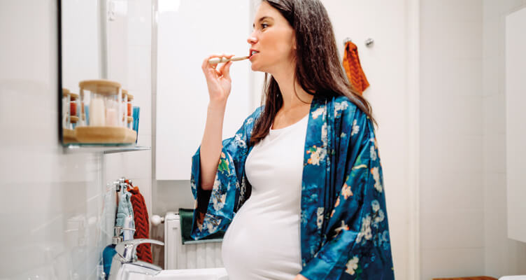 pregnant-woman-brushing-teeth-752x400