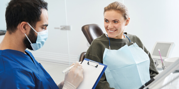 woman-at-dentist-600x300