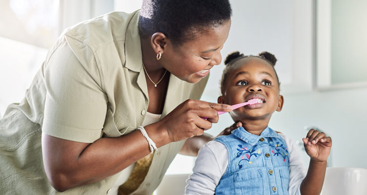 woman-brushing-girls-teeth-752x400