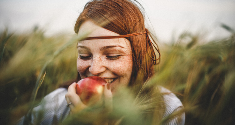 woman-eating-apple-752x400