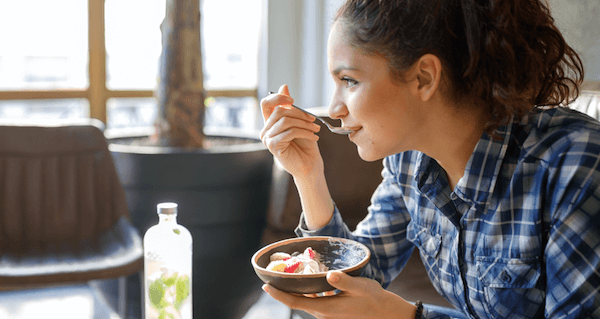 woman-eating-breakfast-752x400