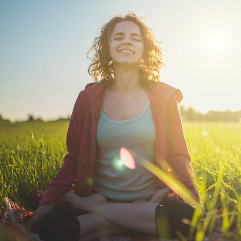 woman-sitting-in-grass-800x800