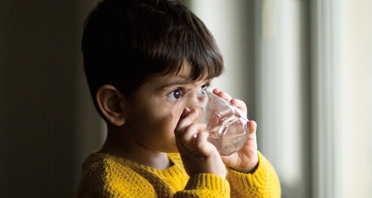 young-boy-drinking-water-752x400